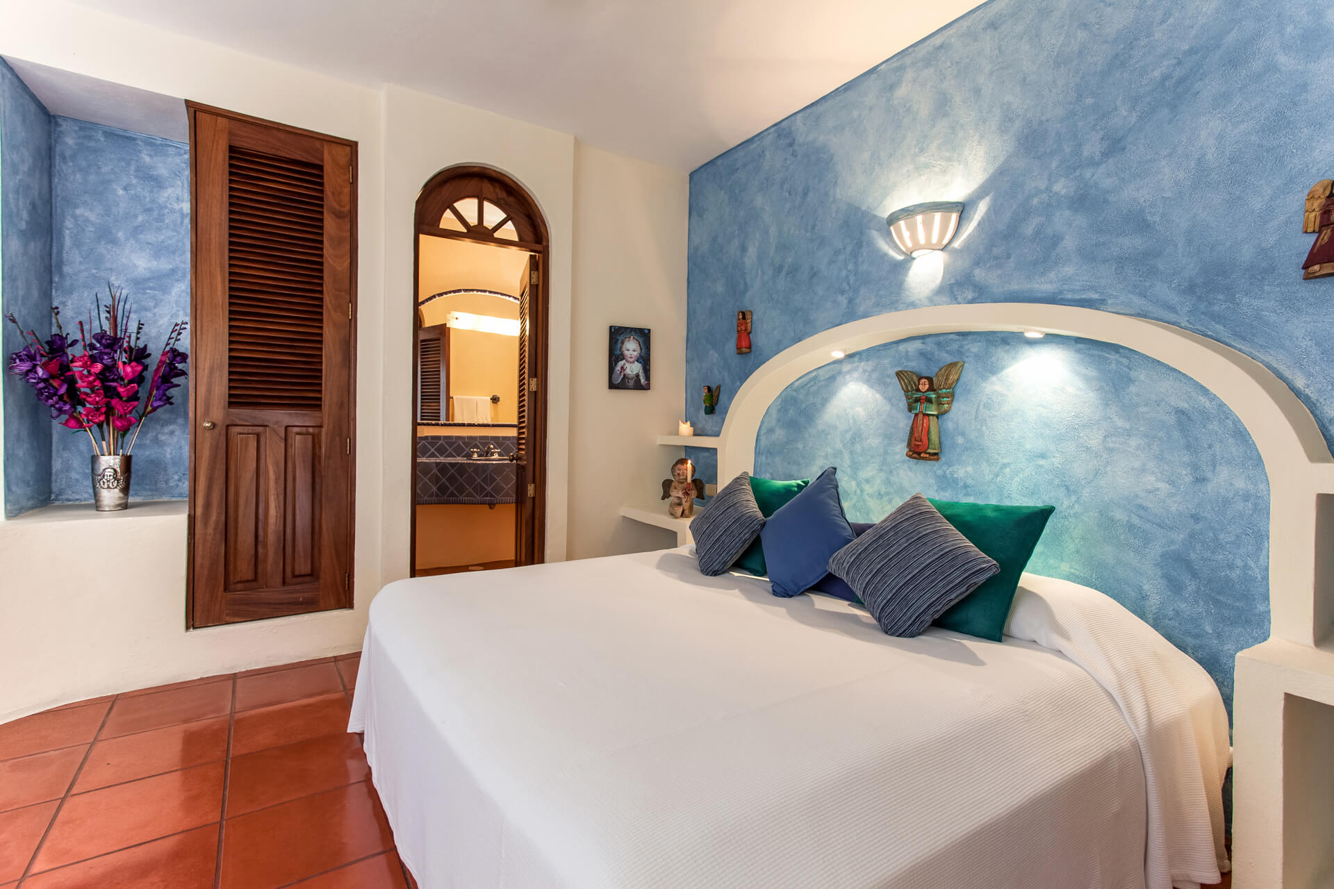 B8 Superior Room King Bed — Casa La Villita